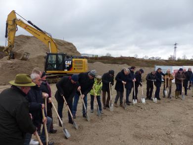 Die symbolischen Spatenstiche.