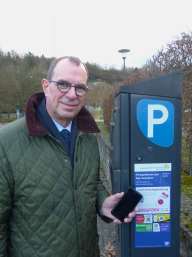Oberbürgermeister Schneider weiht das neue Smartparking ein.