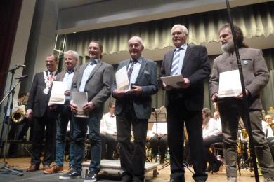 OB Schneider (ganz links) zusammen mit den "Sender-Rettern" (von links nach rechts: Thomas Knapp, Steffen Ritter, Dieter Eberle, Hans-Bernd Weiner und Jürgen Fegert)