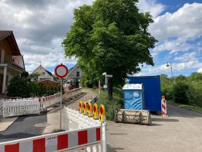 Baum in unmittelbarer Nähe einer Baustelle. 