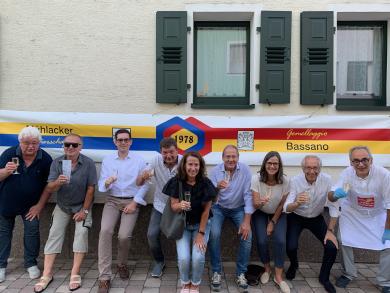 Delegationsmitglieder aus Bassano und Schmölln auf dem Straßenfest in Mühlacker