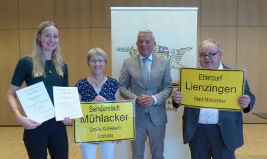 Innenminister Thomas Strobl verleiht der Stadt Mühlacker die Urkunden. Von links nach rechts: Judith Jäkel, Mitarbeiterin der Gemeinderatsgeschäftsstelle der Stadt Mühlacker, Stefanie Seemann, Landtagsabgeordnete für den Enzkreis, Innenminister Thomas Strobl und Günter Bächle, stellvertretender Oberbürgermeister der Stadt Mühlacker.